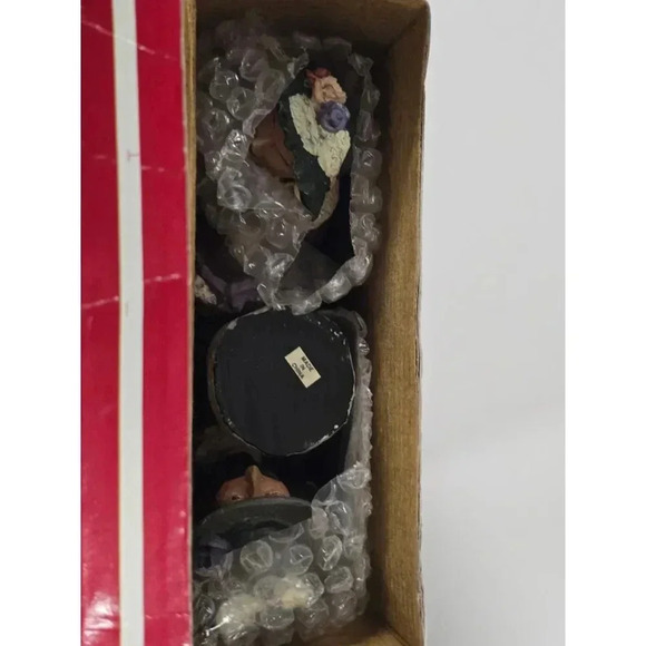 Windsor Collection Figurines Multicolor 6 inches Christmas Carolers - Picture 8 of 9